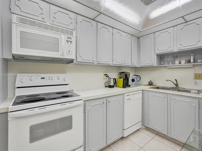 Building Photo - 3113 S Ocean Dr