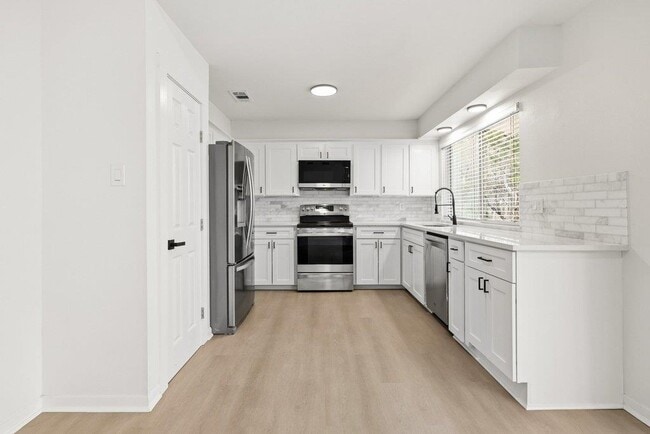 Building Photo - 2204 Toro Canyon Rd