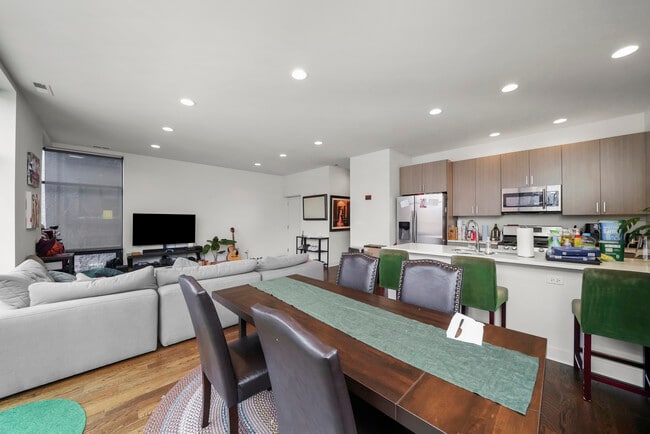 Building Photo - 832 W Erie St