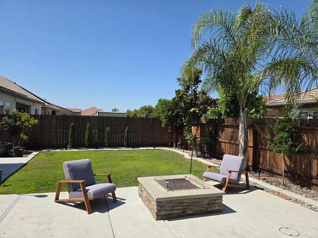 Building Photo - 1394 N Graybark Ave