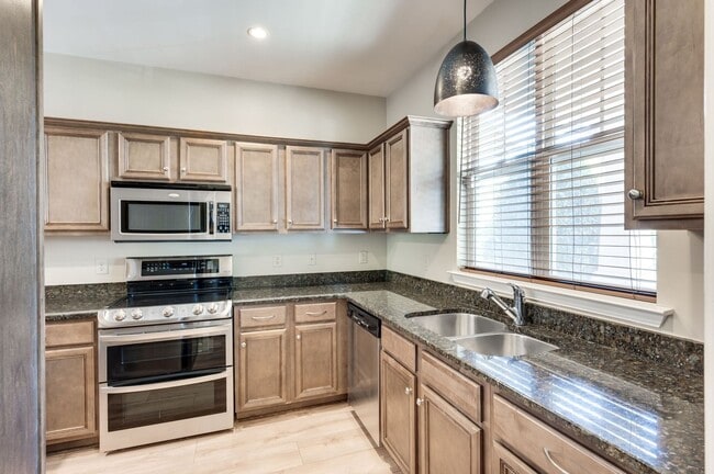 Building Photo - Awesome 2BE/2.5BA in the Pristine Park at ...