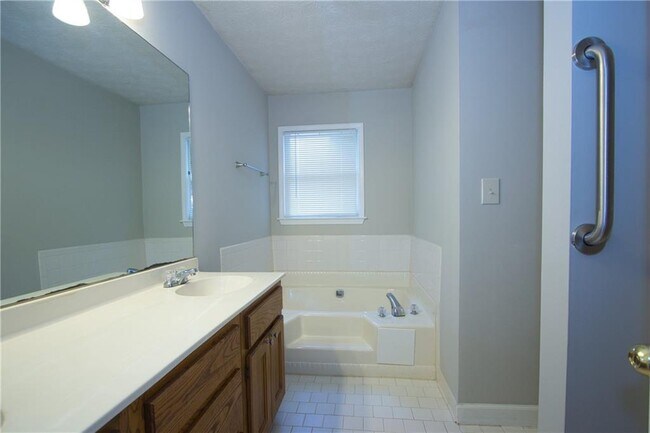 Building Photo - 2421 Sherrie Ln SW