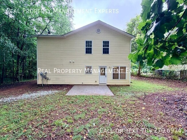 Building Photo - 4025 Oakwood Rd