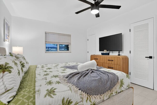 Building Photo - 5760 NE 18th Ave