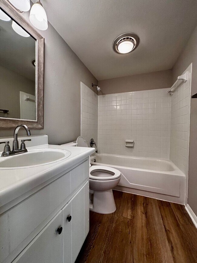 Building Photo - Spacious One Bedroom Located in Kettering ...