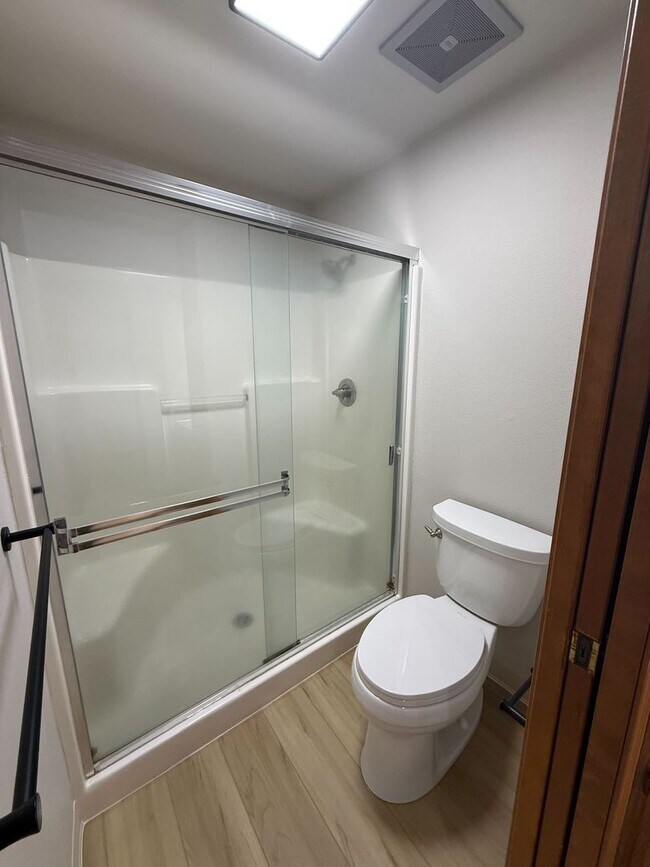 Building Photo - Newly Renovated 3B/2Ba Home in Quiet Neighborhood!