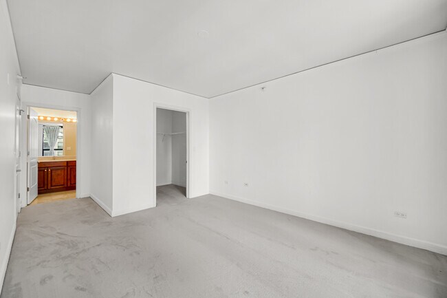 Building Photo - 420 E Waterside Dr