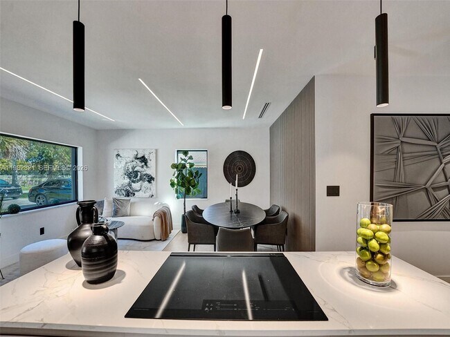 Building Photo - 2066 NE 174th St