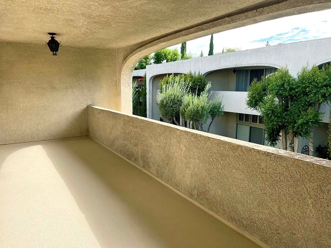Balcony - 5266 Lindley Ave