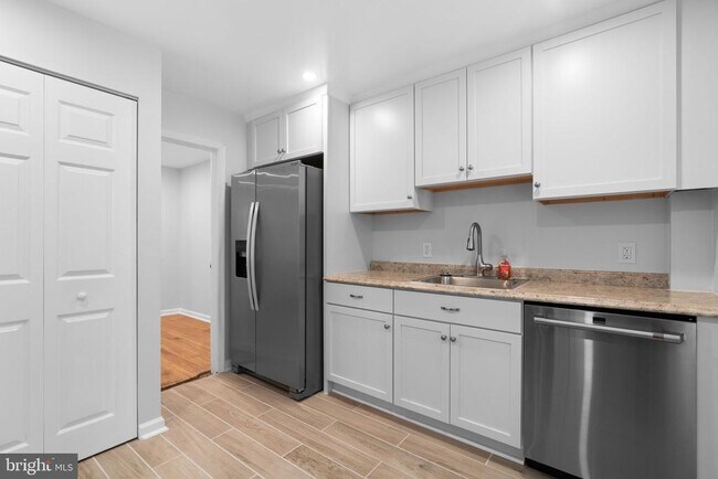 Building Photo - 715 Anderson Ave