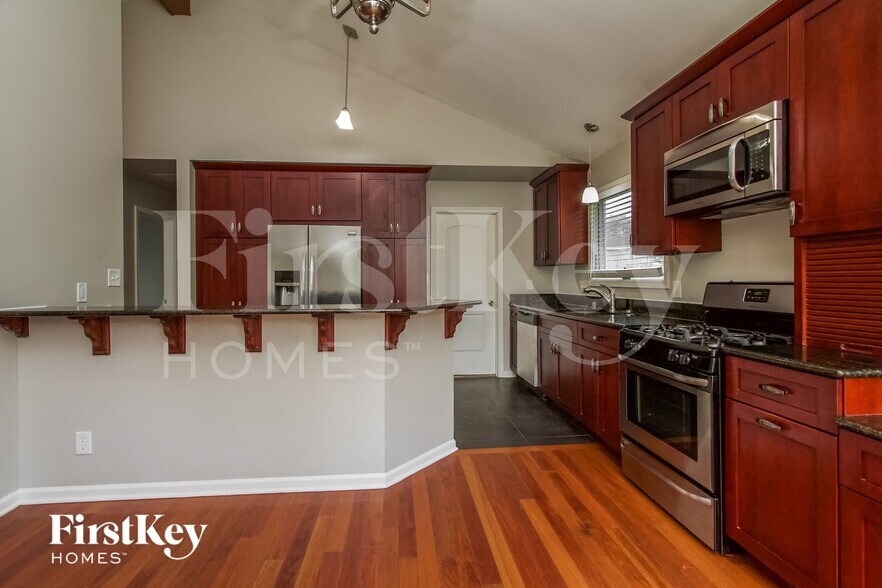 Building Photo - 303 N Bromley St