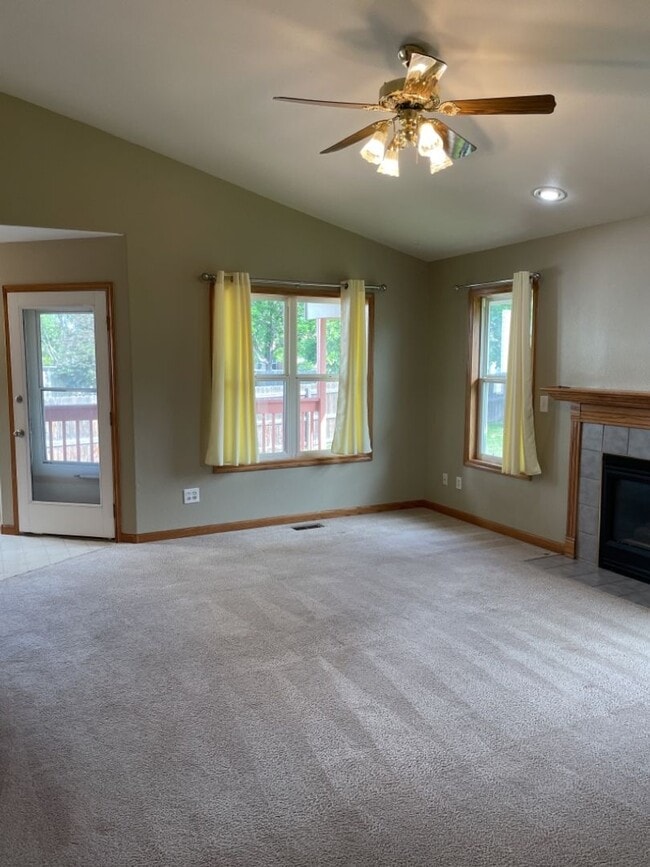 Building Photo - 4 Bed 2.5 Bath Home in Windsor - FREE Octo...