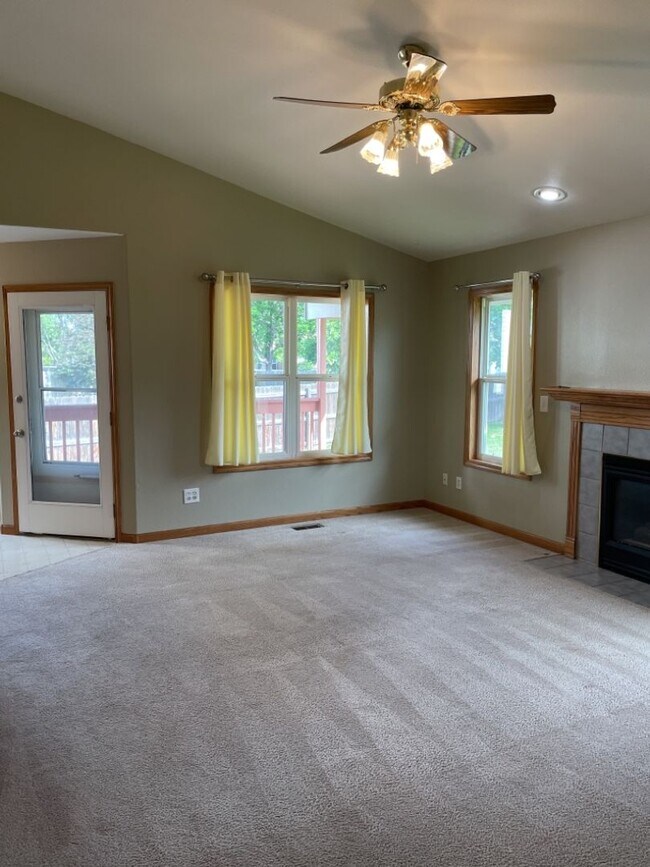 Building Photo - 4 Bed 2.5 Bath Home in Windsor
