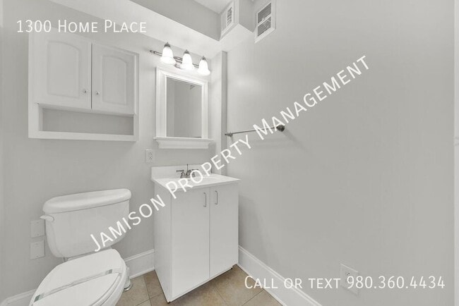 Building Photo - 1300 Home Pl