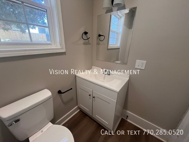 Building Photo - 107 Merrill St