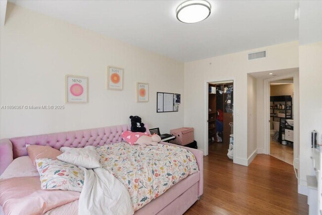 Building Photo - 20000 E Country Club Dr