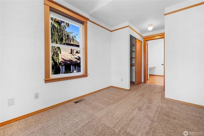Building Photo - 3 bedroom 2.5 bathroom single family house...