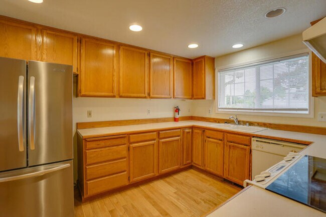 Building Photo - LARGE THREE BEDROOM HOME WITH RV /BOAT PAR...