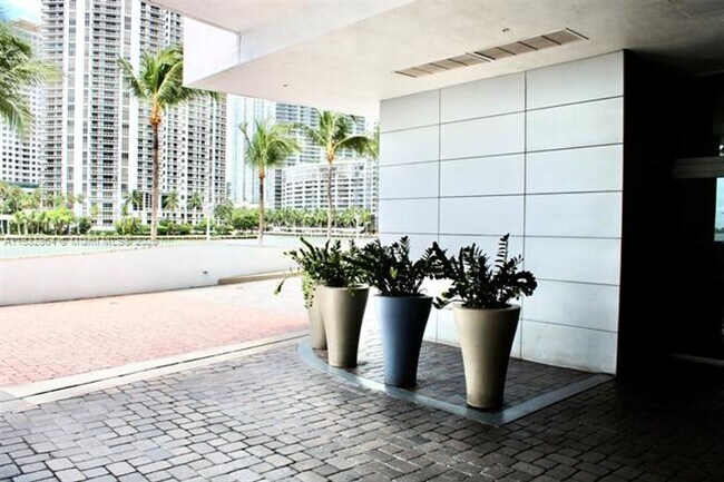 Building Photo - 325 S Biscayne Blvd