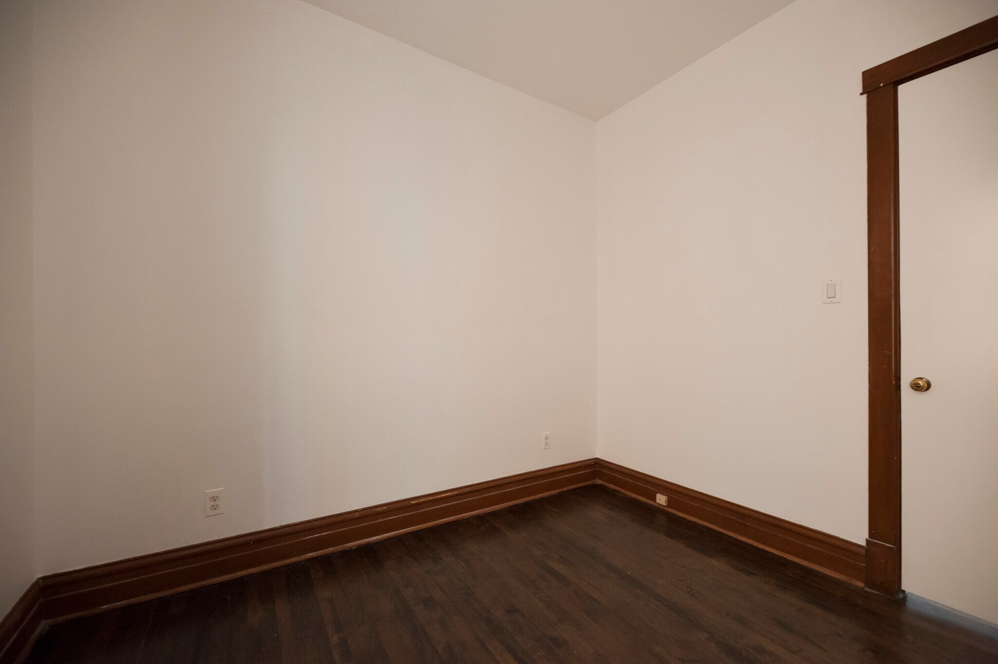 Bedroom 3 facing south west - 2250 W Addison St