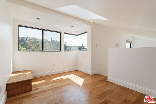 Building Photo - 1355 Bobolink Pl