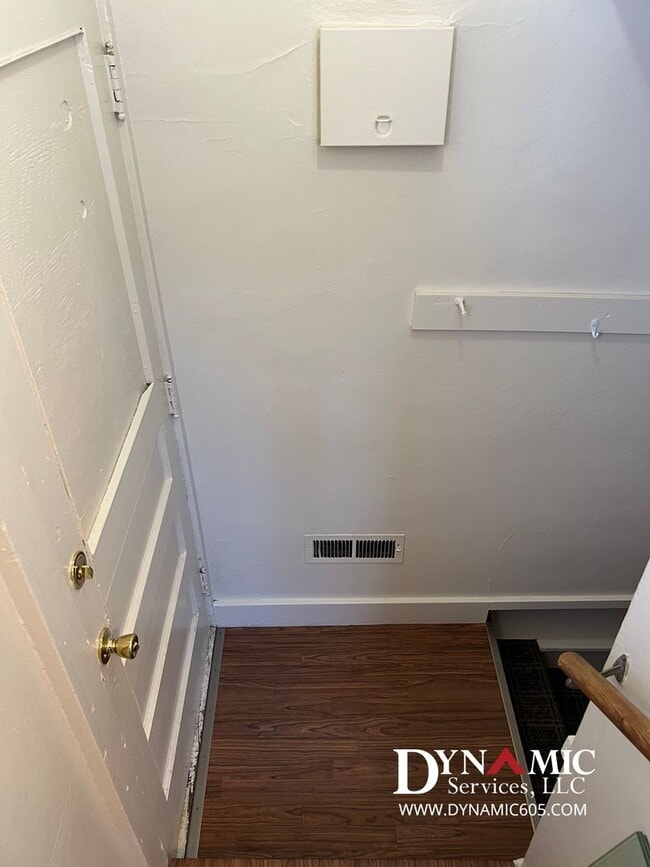 Building Photo - Updated 4+ Bedroom, 2 Bathroom House with Garage and Fenced Backyard