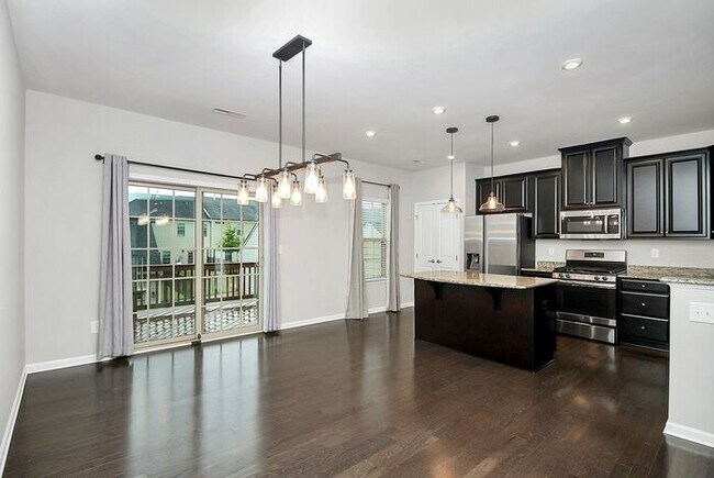 Building Photo - Stunning 3 Story 3BD/2+2HalfBA Townhome in...