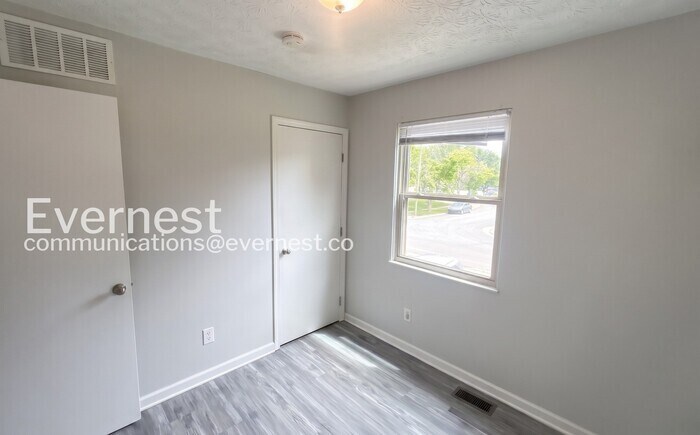 Building Photo - 2913 Chatsworth Way