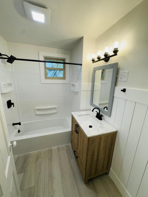 Building Photo - 821 1/2 N Ewing St