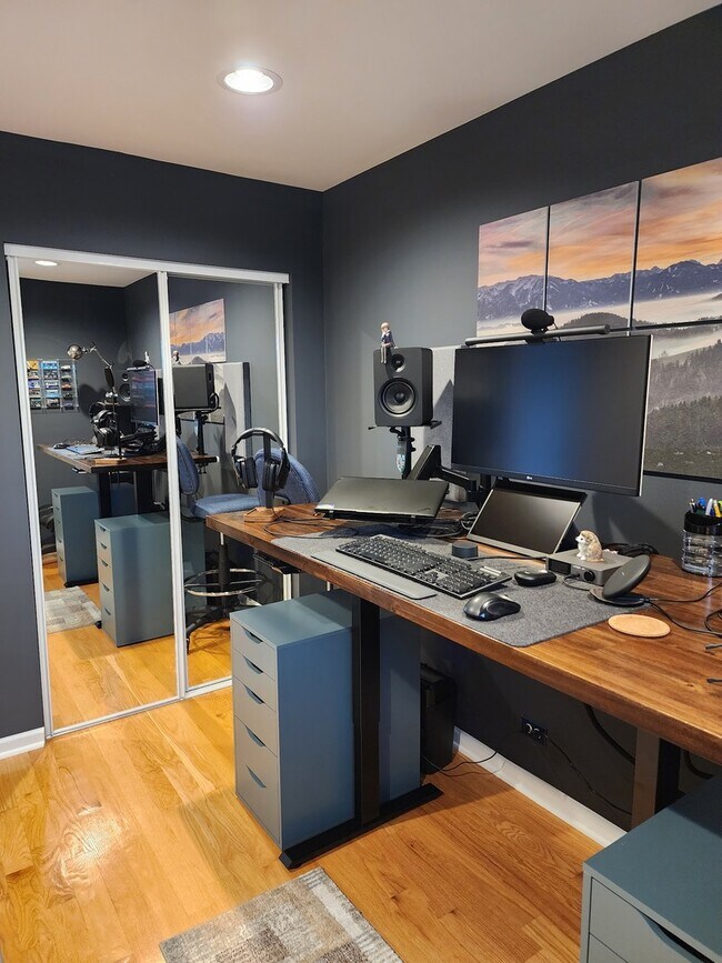 Building Photo - 1405 Clairmont Ct