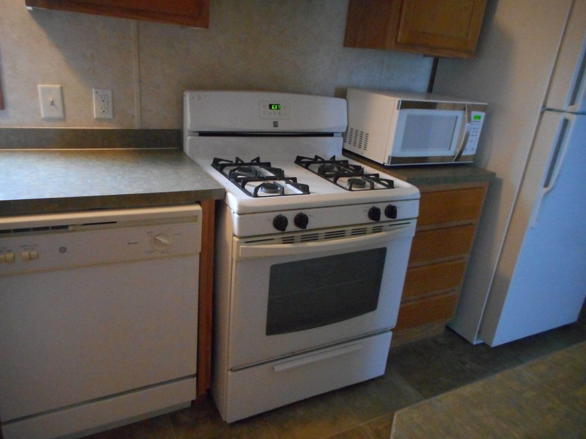 Dishwasher, Gas Stove & Microwave - 10543 Emberwood Dr