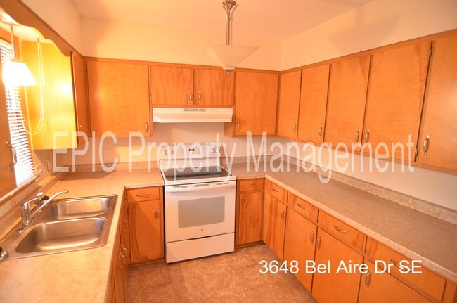 Building Photo - 3648 Bel Air Dr SE