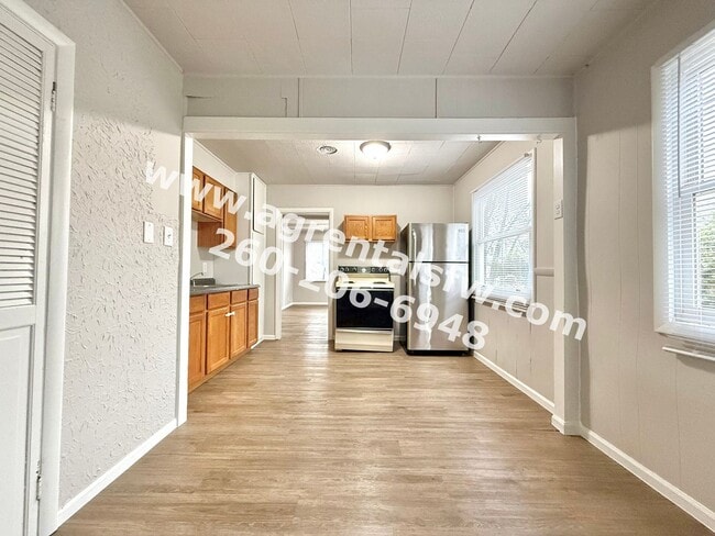 Building Photo - 2 Bedroom House