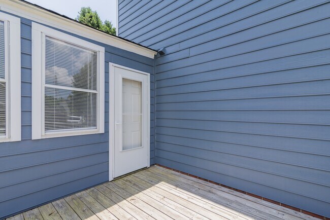 Building Photo - 578 Tryon Pl
