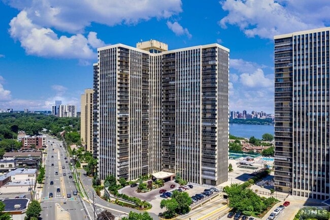 Building Photo - 300 Winston Dr