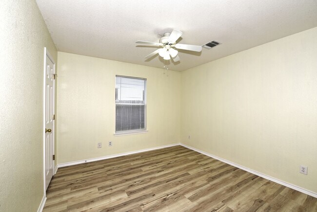 Building Photo - GREAT SINGLE STORY HOME  |  DECK REDONE CL...