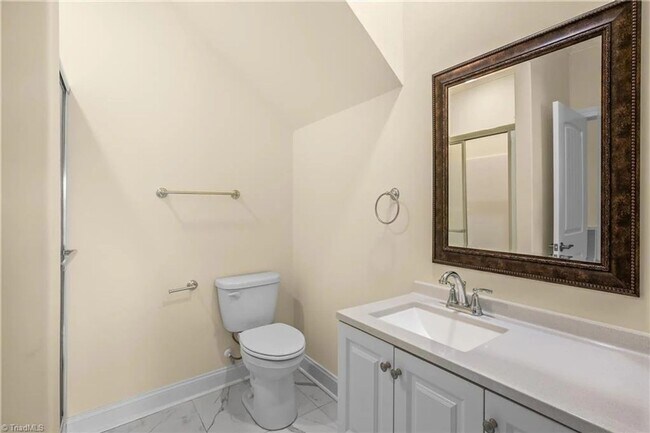 Building Photo - Luxurious Living In Sought After Sherwood ...