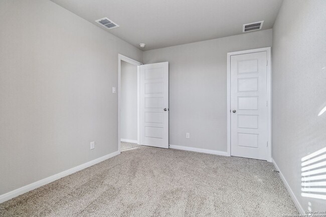 Building Photo - Luxury Townhome in Abbott Run!