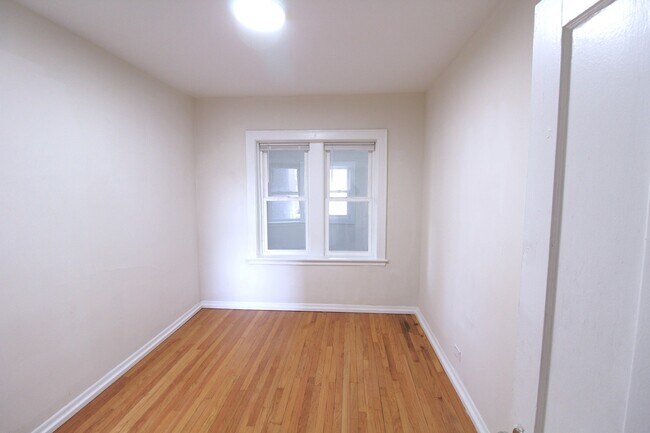 Building Photo - 6307 N Mozart St