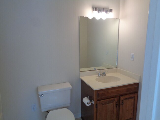 Building Photo - Peacehaven/Sherwood Forest Townhouse