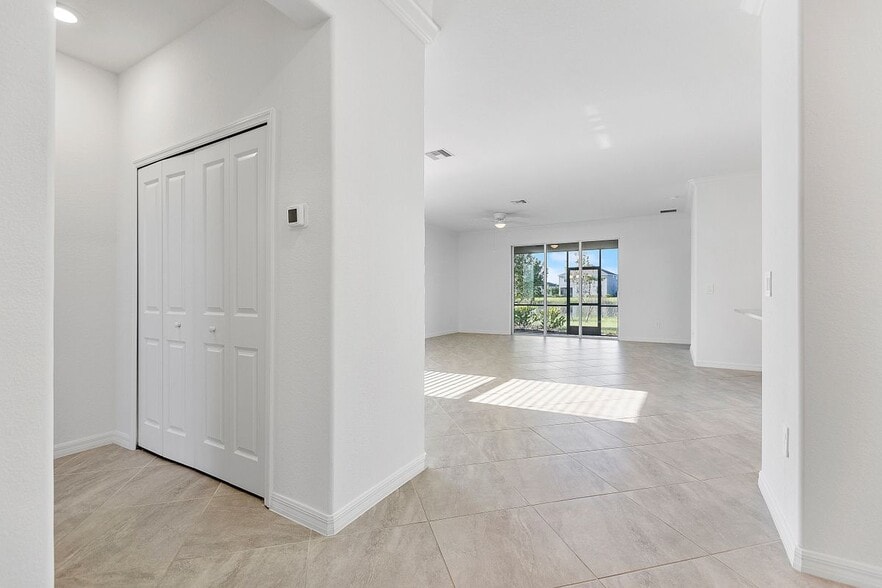 Building Photo - 43545 Treadway Dr