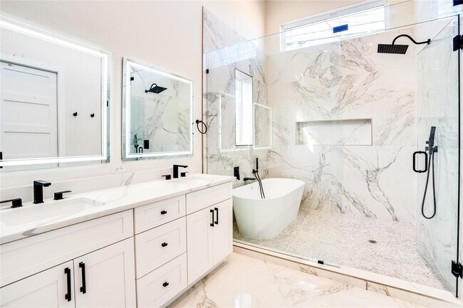 Building Photo - Open concept home with luxury finishes