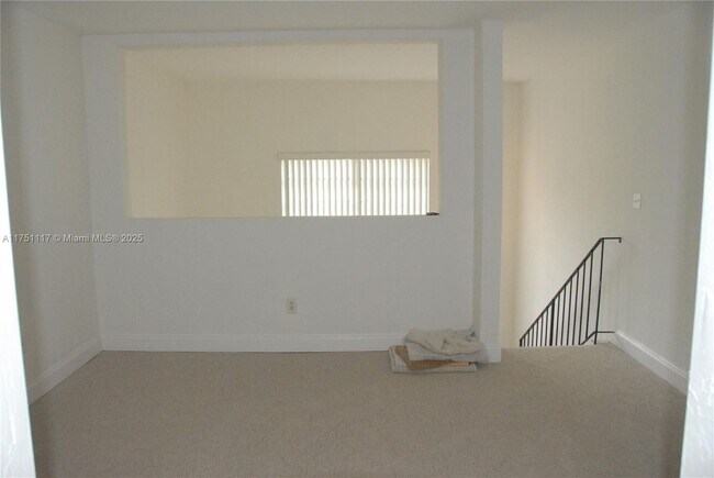 Building Photo - 10907 N Kendall Dr