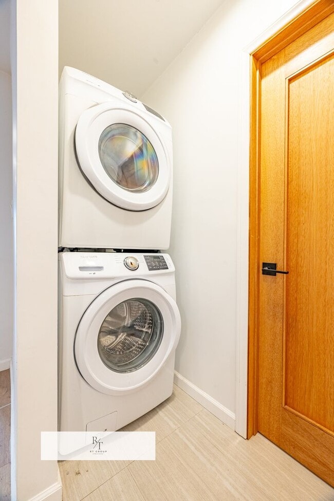 Building Photo - Limited-Time Special: $1,000 off the first month’s rent! Spacious 4-Bed, 3-Bath Home in Los Angel...