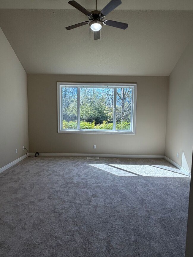 Building Photo - 5 Bedrooms and 2.5 Bathrooms with Views of the Rolling Hills of Corvallis Country Club
