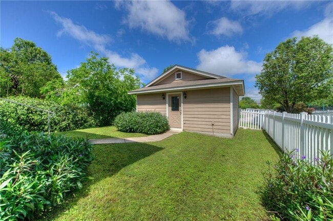 Building Photo - 411 Haupt