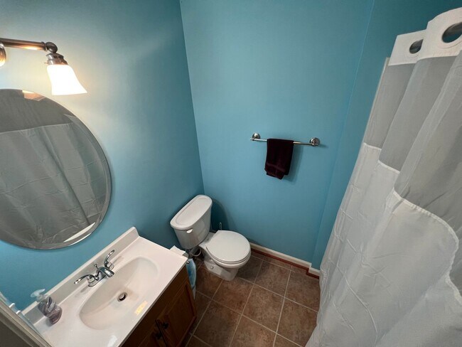 Building Photo - Impressive 4 Bedroom 3.5 Single-Family Hom...