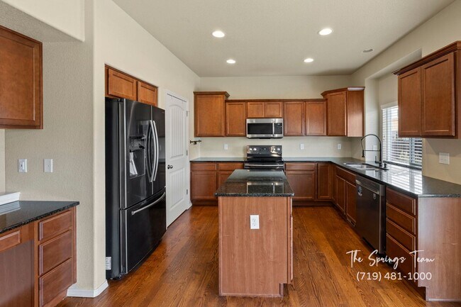 Building Photo - SPACIOUS SIX (6!!!) BD HOME IN LORSON RANCH!