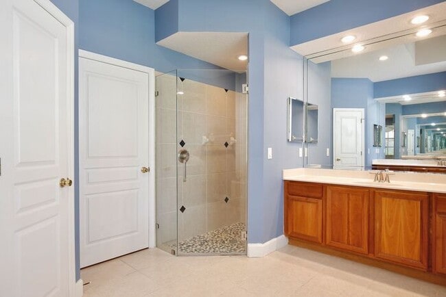 Building Photo - Stunning 4/3 Pool Home with a Bonus Room a...