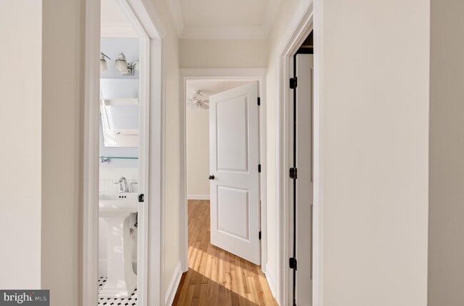 Building Photo - 922 S Washington St